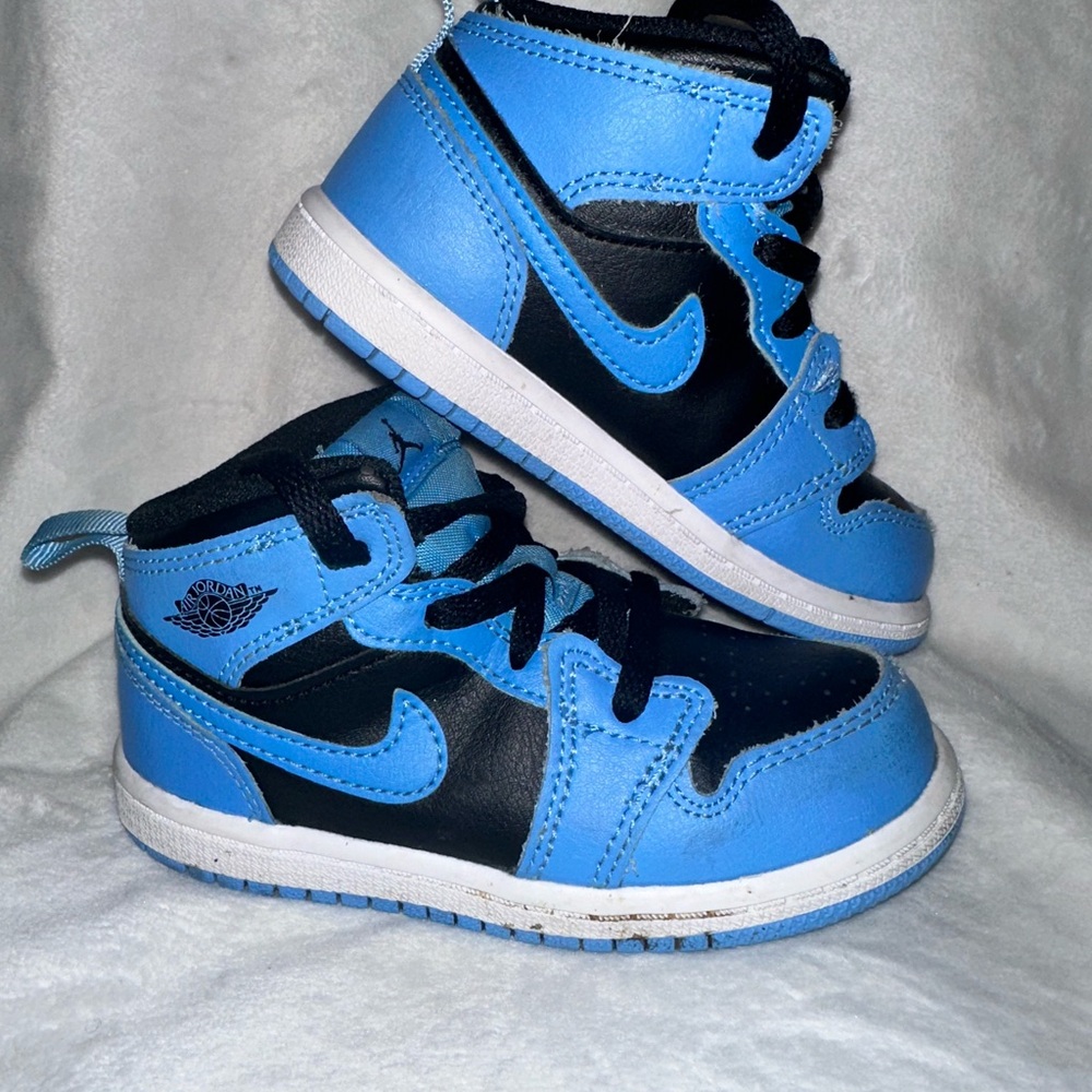 Nike Kids Sneakers in Blue and Black